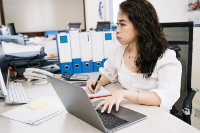 Faire un CV québécois réussi en 2024 | Exemples gratuits