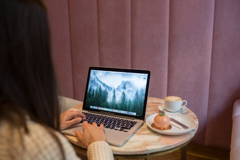Como colocar curso online no currículo: exemplos 2026