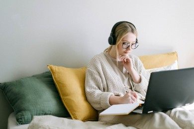 How to Write a CV Introduction + Examples for 2025