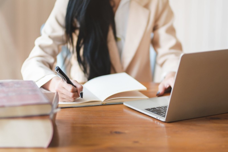 Precisa colocar idade no currículo? E data de nascimento?