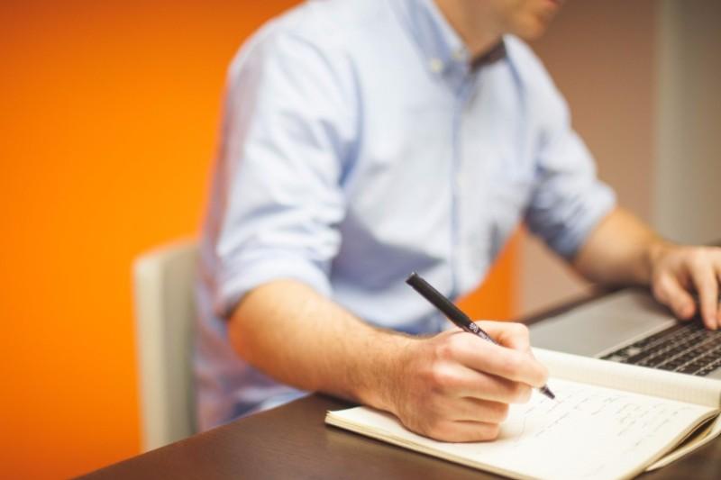 How to Write a Cover Letter for an Internship (Examples & Tips)