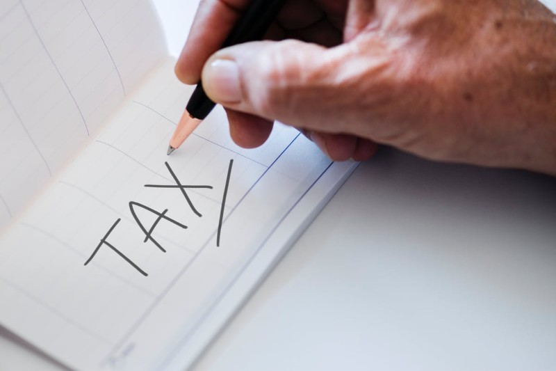 Tax Preparer Resume Sample & Writing Guide [20+ Tips]