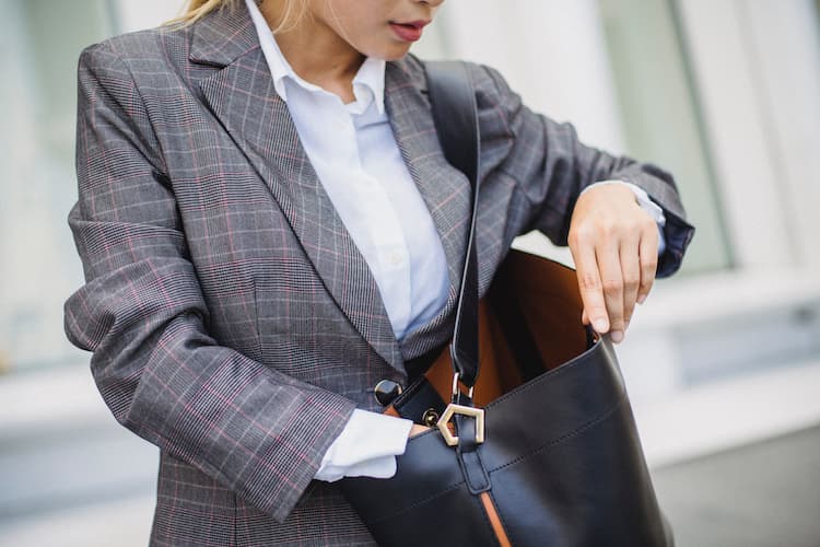 How To Dress For An Interview - Dos And Don'ts