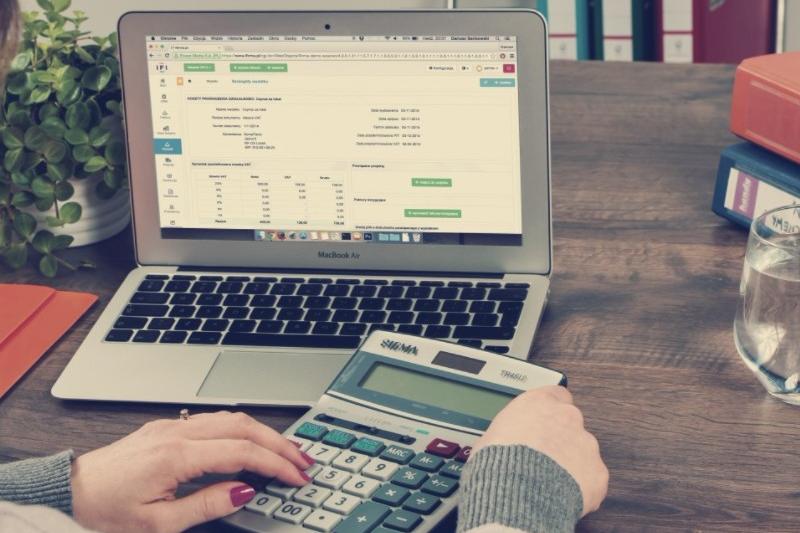 Financial Analyst Resume Examples + Guide for 2025