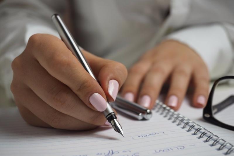 Executive Assistant Resume Examples + Guide for 2025