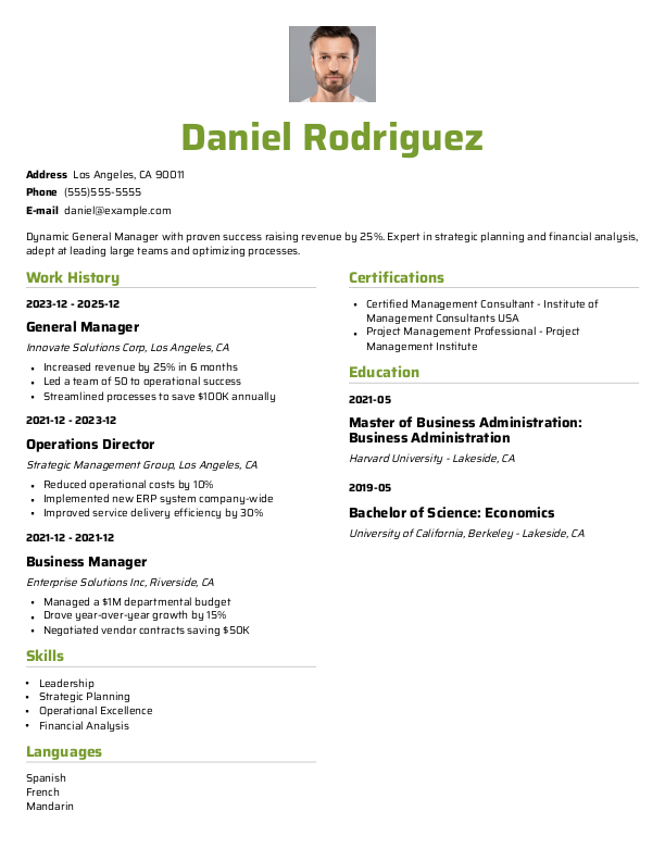 Traditional General Manager Resume Template: Green color